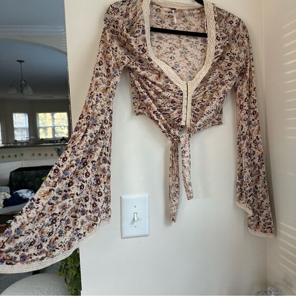 Free People cream and floral clasp front top w tie in front and bell sleeves - Picture 2 of 12